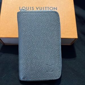 💯% Authentic Louis Vuitton Taiga Gray Zippy Coin Wallet